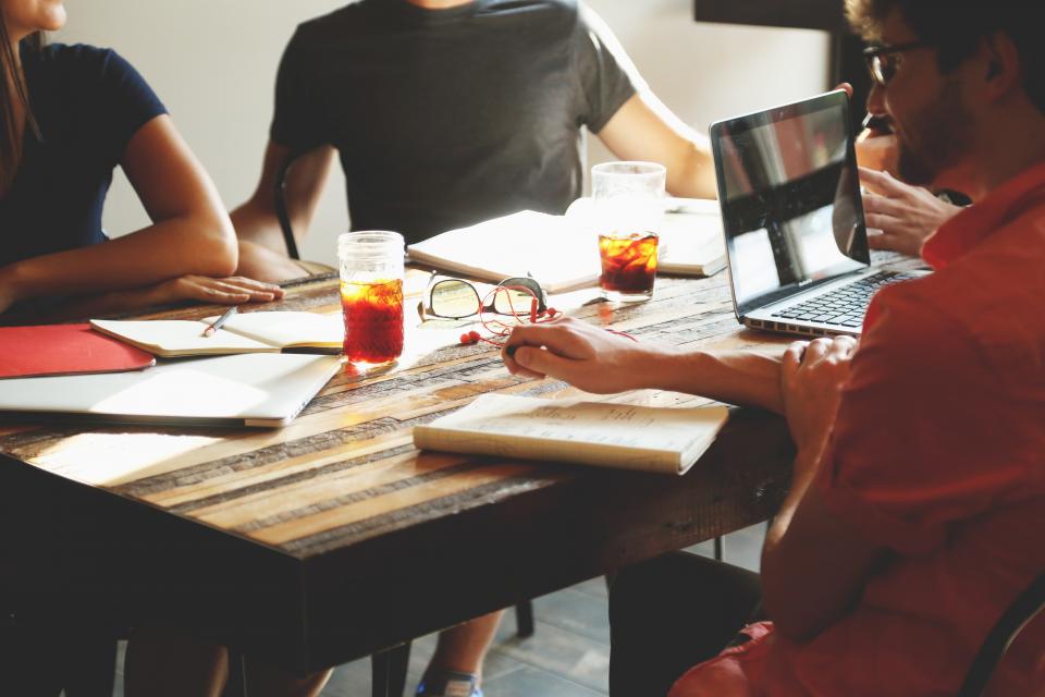 Equipo de atención al cliente trabajando con sistemas digitales