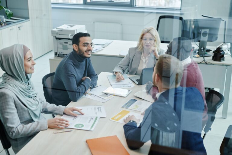 Equipo comercial revisando su proceso de ventas