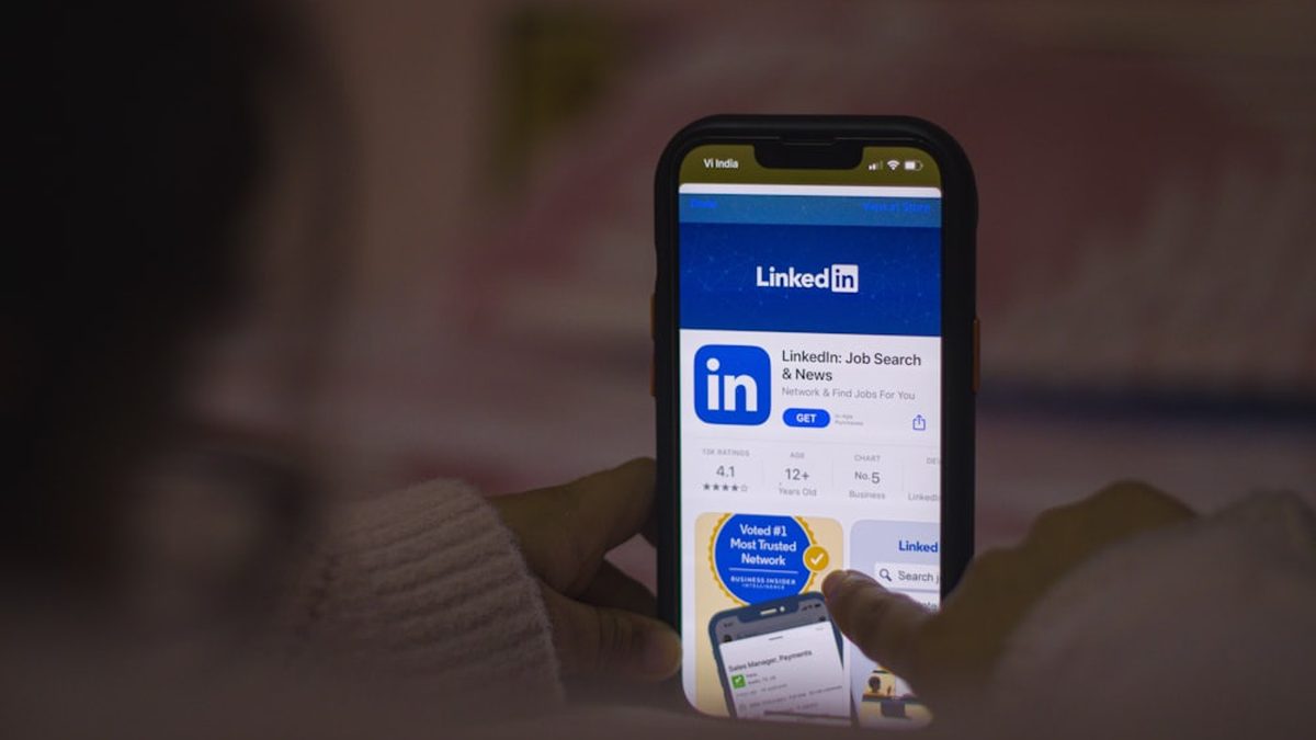 Persona consultando LinkedIn en su teléfono