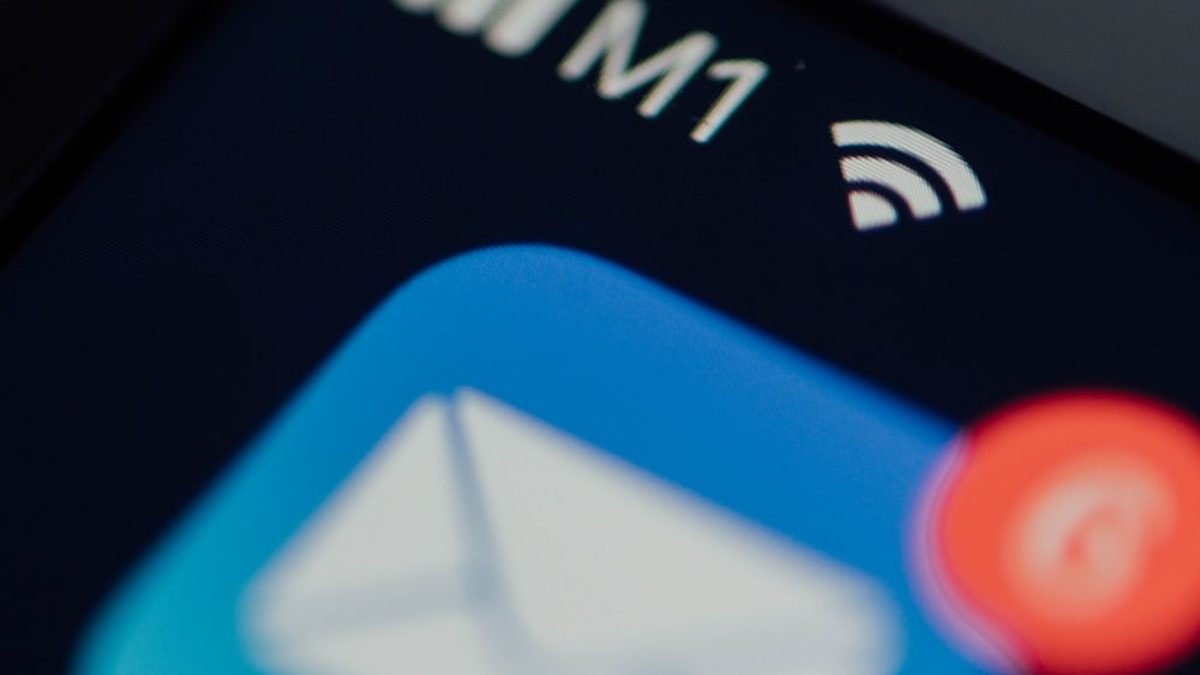 Icono de correo con notificaciones sin leer en la pantalla de un celular