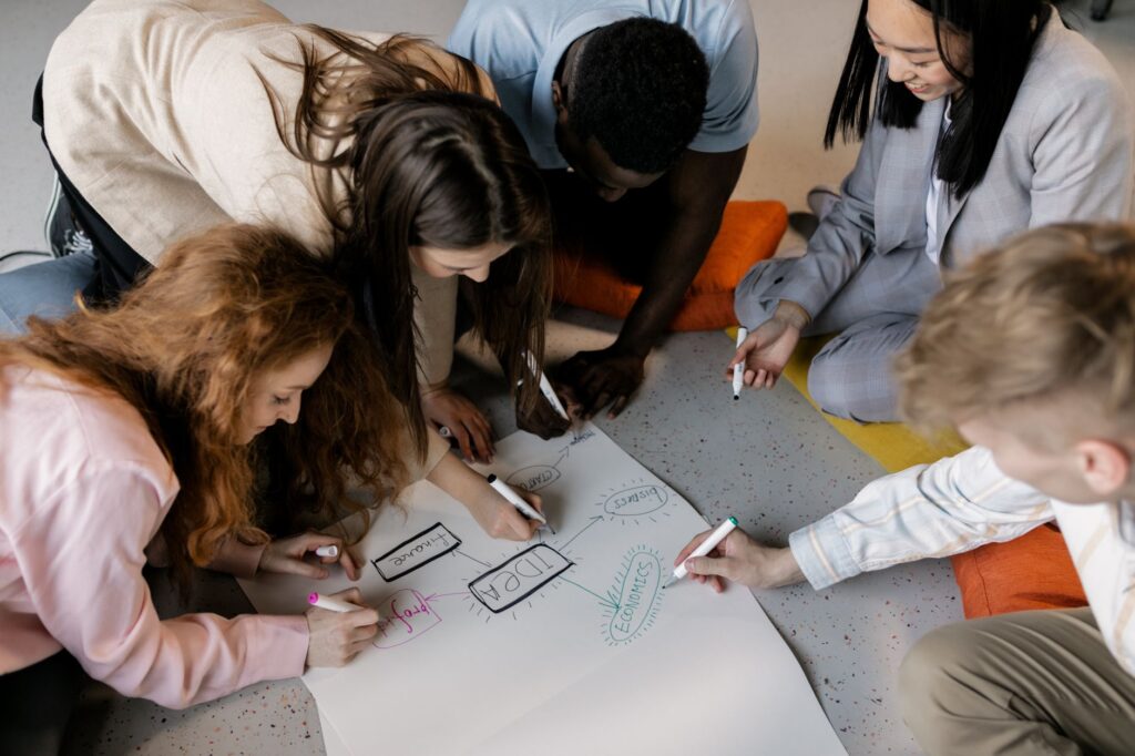 Equipo definiendo el perfil de cliente ideal para una estrategia de marketing B2B