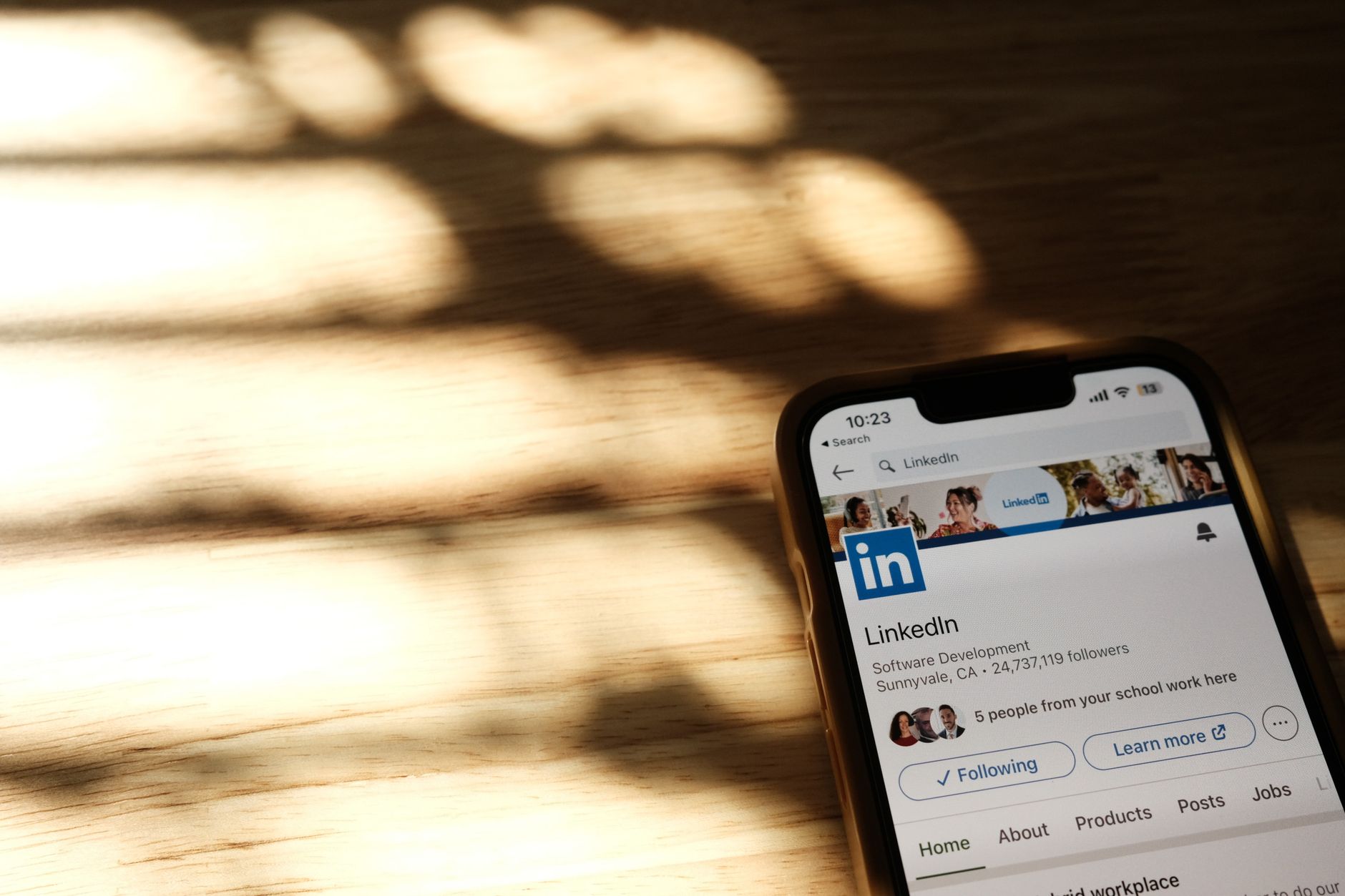 Persona preparando un contacto comercial personalizado por LinkedIn