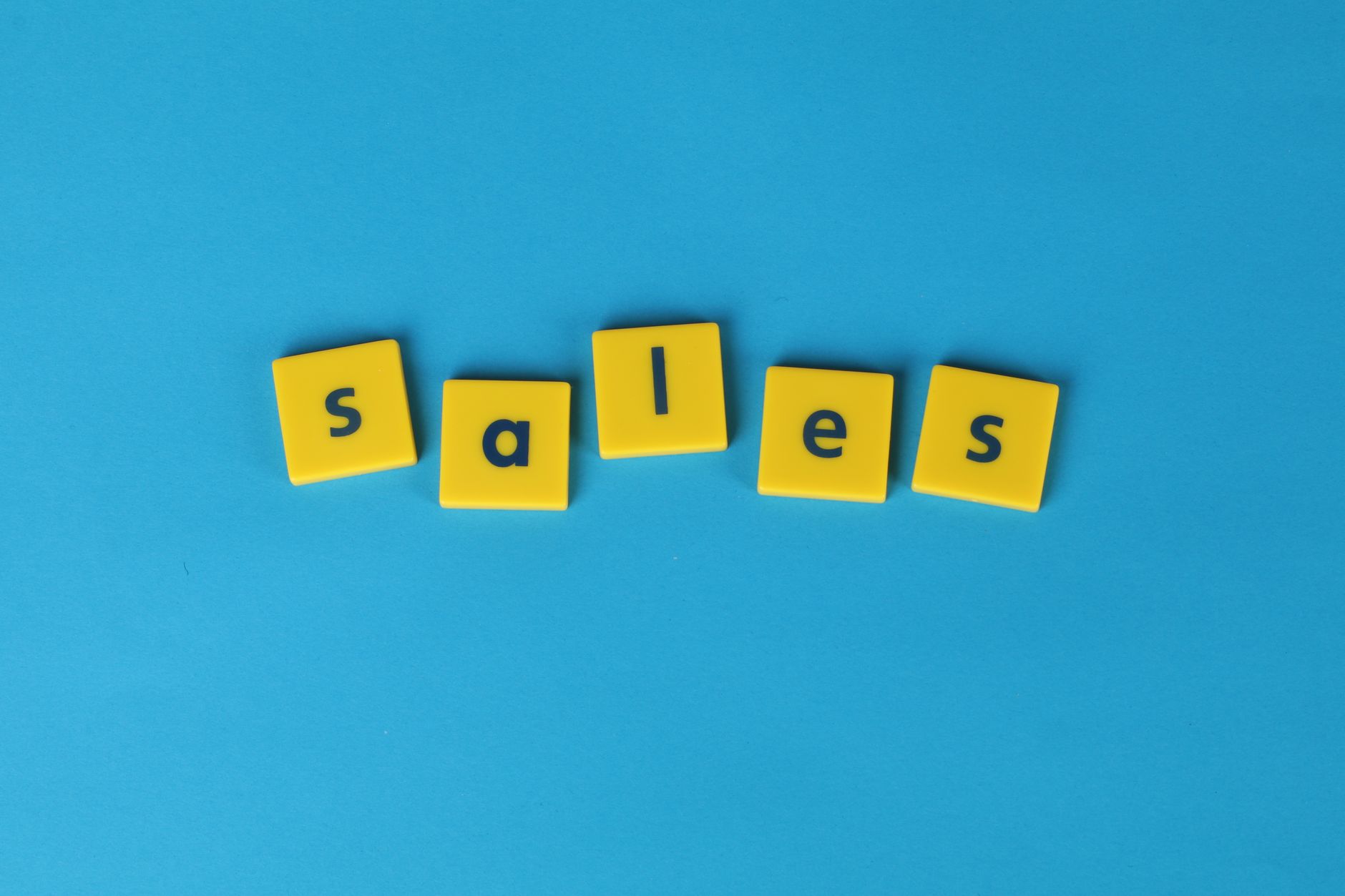 Profesional construyendo una lista de prospectos B2B