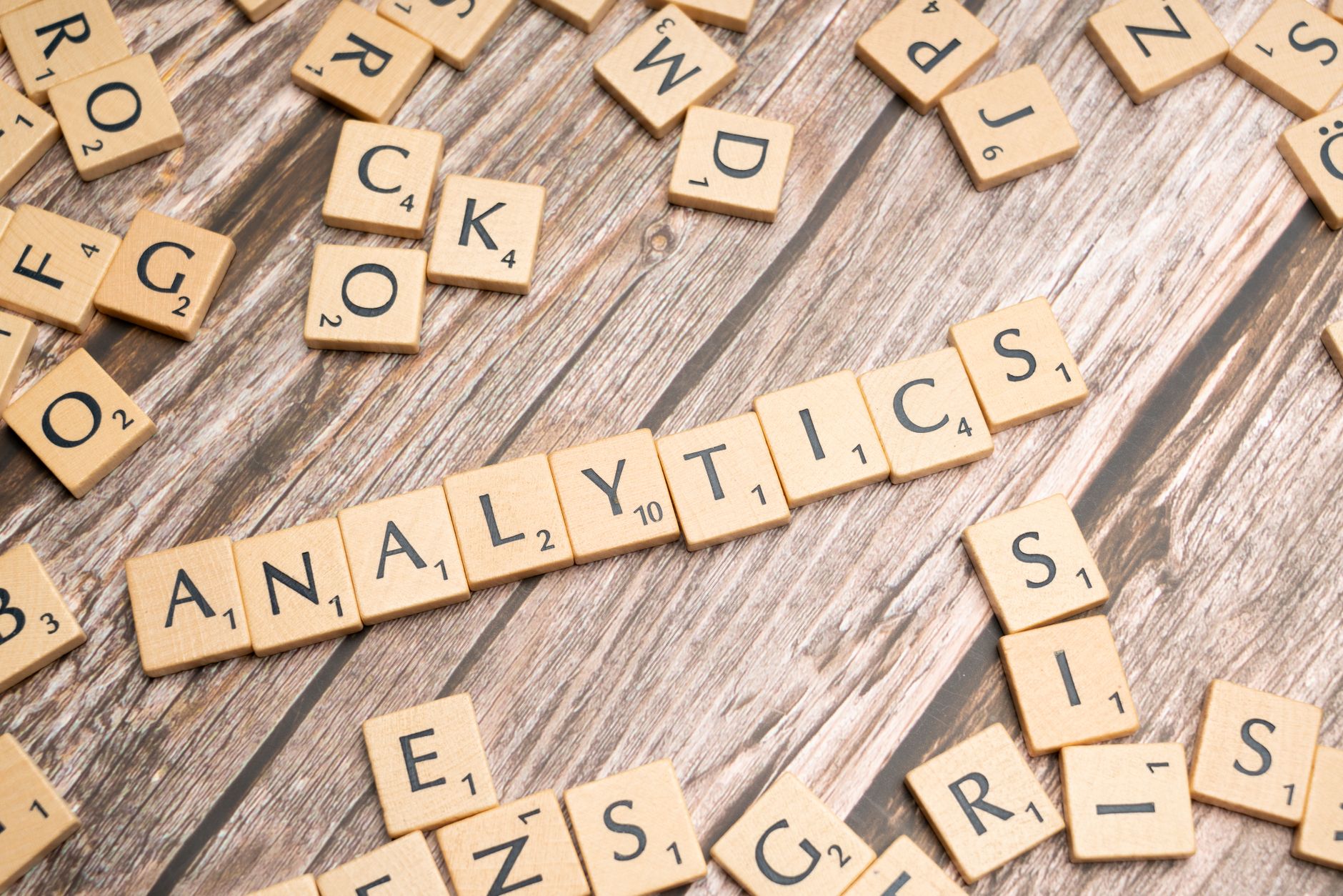 Profesionales analizando métricas y contexto de negocio